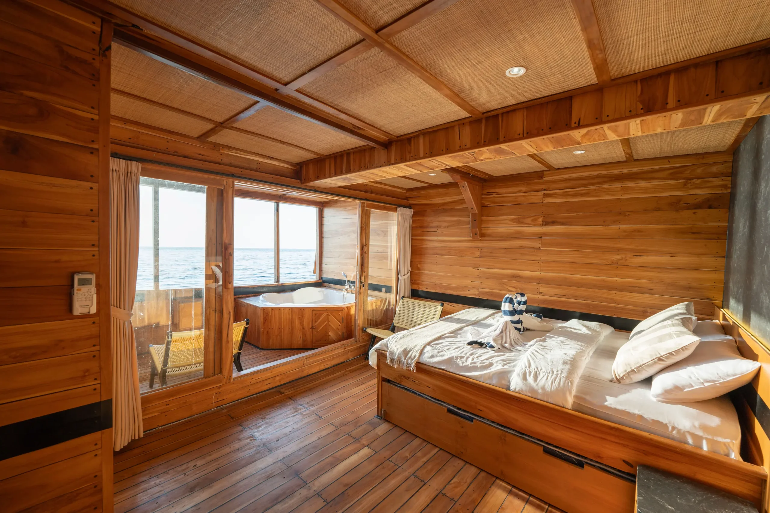 Maste Ocean Cabin Bedroom b - Lamborajo III